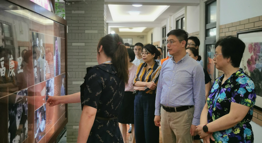静安区委常委,副区长刘燮陪同
