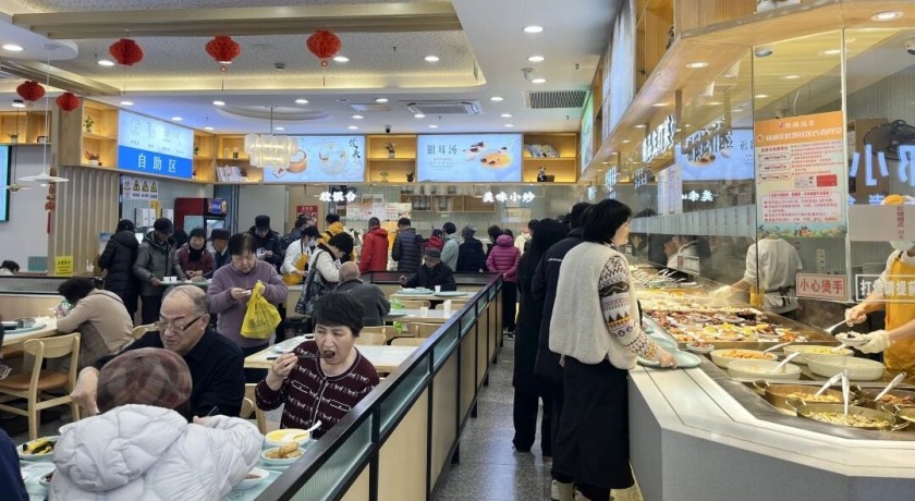 一口尝鲜！杨浦社区长者食堂春日上新菜，适老化烹饪暖到心坎里