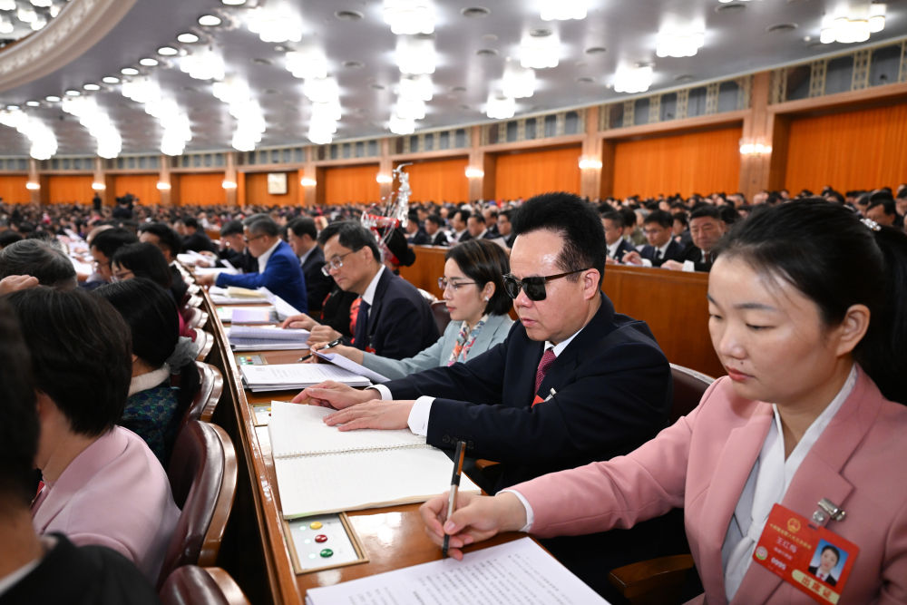 2025年3月5日，十四届全国人大三次会议开幕会在北京人民大会堂举行。新华社记者 李响 摄.jpeg