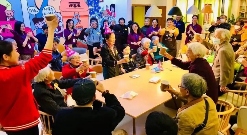 20230608勿忘我！长宁撒下“小蓝花”种子，积极推进老年认知障碍友好城区建设_副本.jpg