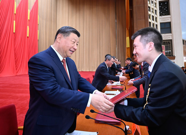 这是习近平等党和国家领导人为全国劳动模范和先进工作者代表颁发荣誉证书。新华社记者 李学仁 摄.jpg