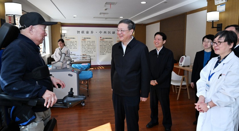 重阳佳节,陈吉宁龚正黄莉新胡文容走访慰问老年人,深入了解为老服务工作推进情况