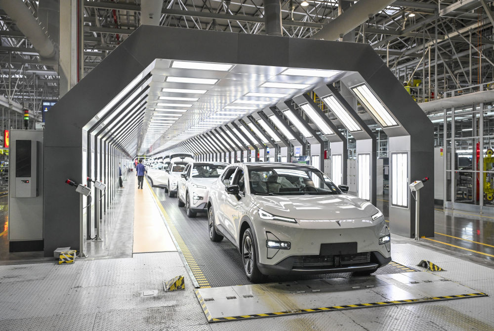2025年1月9日在位于重庆市渝北区的长安汽车数智工厂总装车间拍摄的即将下线的新能源汽车。新华社记者 王全超 摄.jpeg