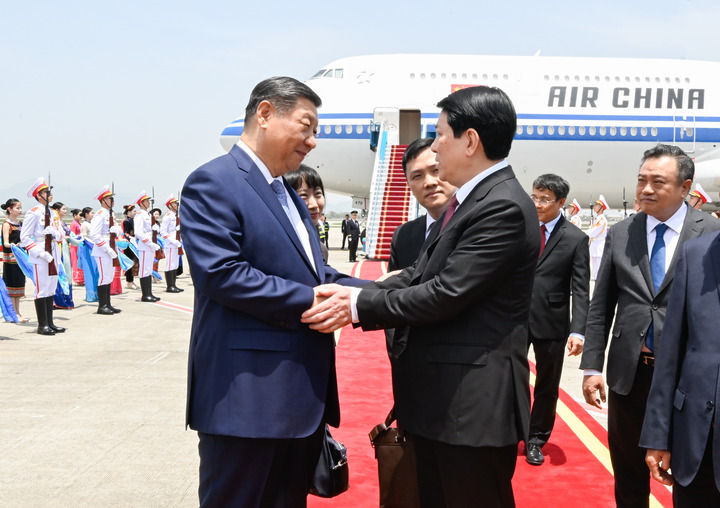 当地时间4月14日中午，中共中央总书记、国家主席习近平乘专机抵达河内，应越南共产党中央委员会总书记苏林、越南社会主义共和国主席梁强邀请，对越南进行国事访问。.jpg