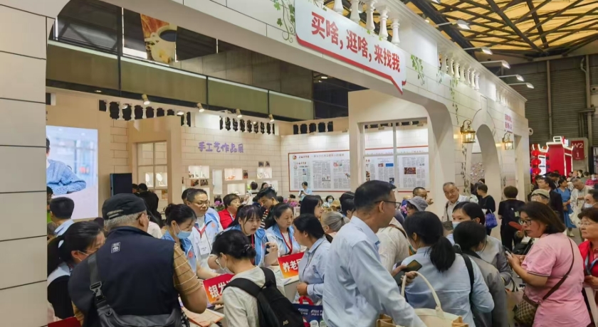 科技助老真嗲,老人故事真暖——2025上海老博会党群服务站侧记