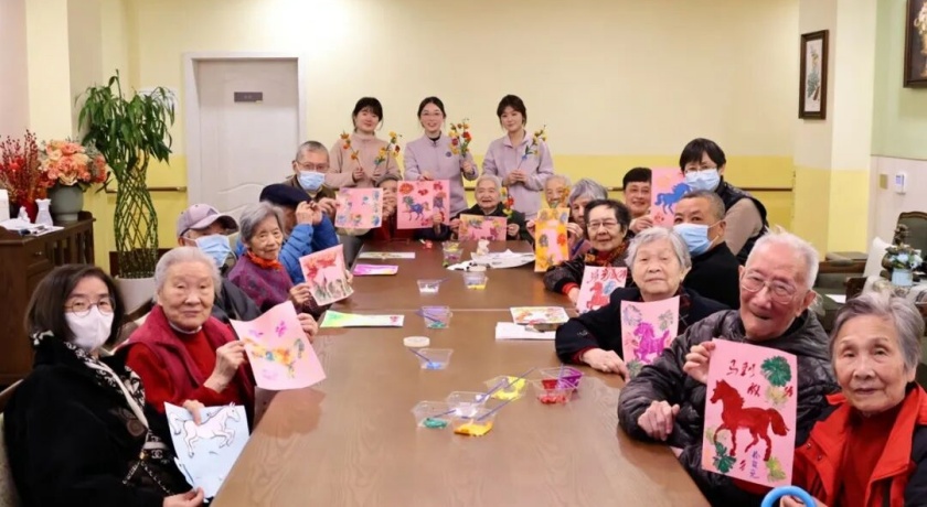 “宝宝，过年回老家吗？”“不回，陪您！”——上海养老院里00后与00后的新年