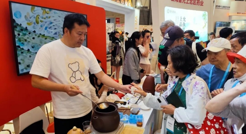 “虹彩乐龄”展位圈粉银发族，还吸引了外省市同行：“虹口这张网，值得我们借鉴”