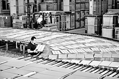 四川省眉山市某陶瓷企业生产车间全自动生产线赋能企业提质增效。光明图片:视觉中国.jpg