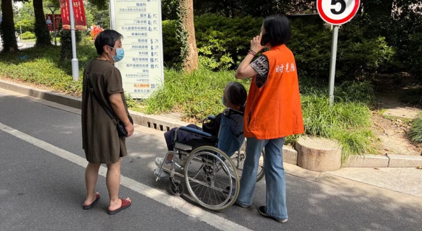 陪诊服务全面推行三个月，老人说好，陪诊师仍在“闯关”