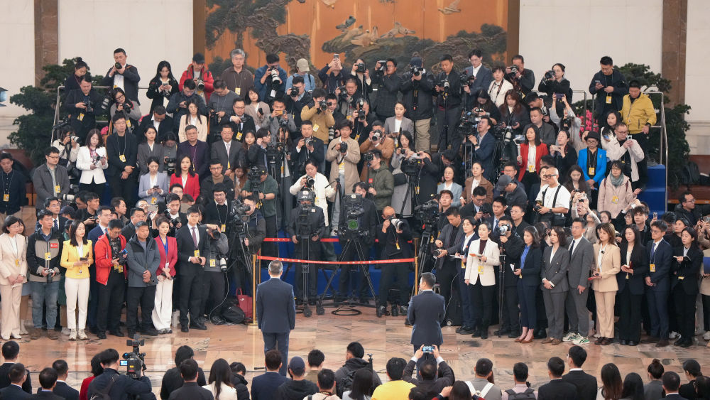 2025年3月8日，第十四届全国人民代表大会第三次会议第二场“代表通道”集中采访活动在北京人民大会堂举行。新华社记者 刘大伟 摄.jpeg