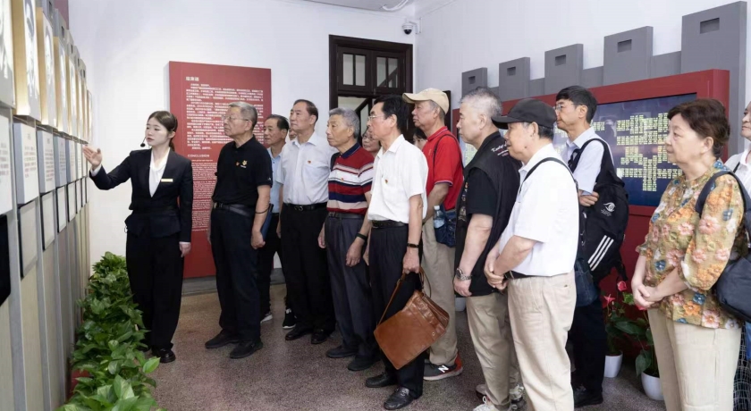 20260704市民政局党组向“光荣在党50年”的老党员颁发纪念章并通报工作5_副本.jpg