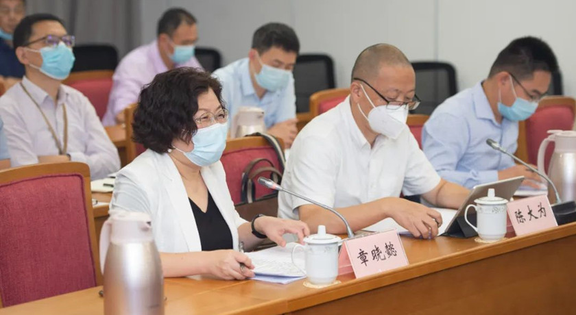 市民政局局长办公会议特邀三位公众代表，共同研究《上海市保基本养老机构（床位）管理办法》