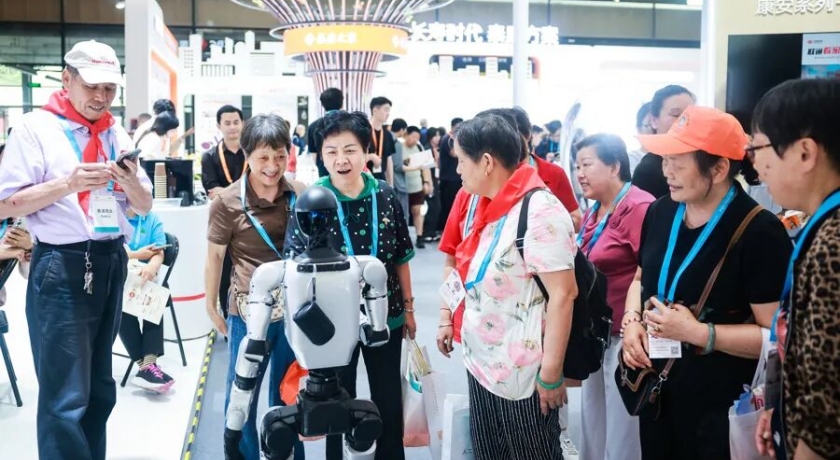 直击上海老博会：银发经济的密码，藏在“悦己”和“尊严”里