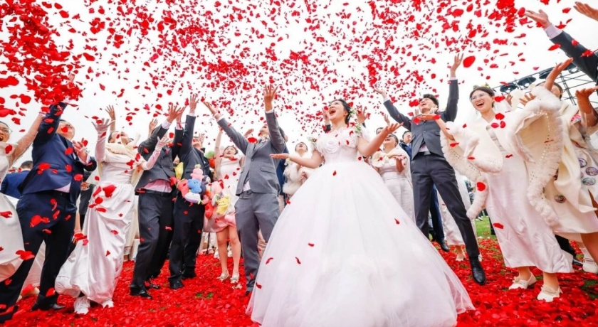 双子山下，浦江之畔！这场百人婚礼，让城市地标见证爱情最美的模样