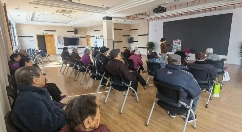 在敬老院里“上大学”，是种什么感受？