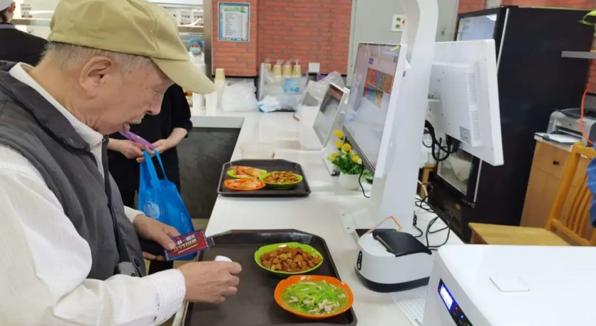 静安区首家开设在养老院的社区食堂开张了!