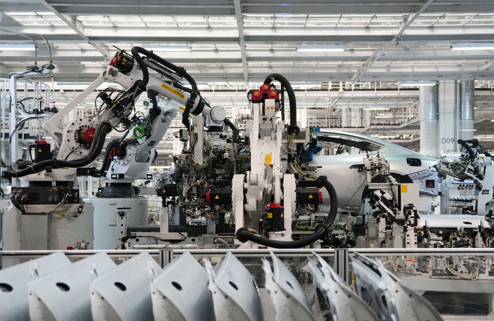 2025年6月16日，机器人在北京小米汽车工厂车间流水线上工作。新华社记者 郑焕松 摄.jpg