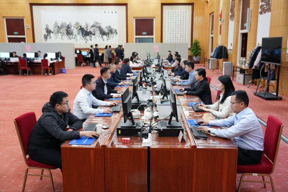 2025年3月9日，十四届全国人大三次会议秘书处工作人员在认真工作。新华社记者 郑焕松 摄.jpeg