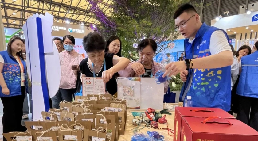 20260605“这是给你的花，它叫忘忧草……”在老博会W1馆D32，我们遇见一座记忆花园2_副本.jpg