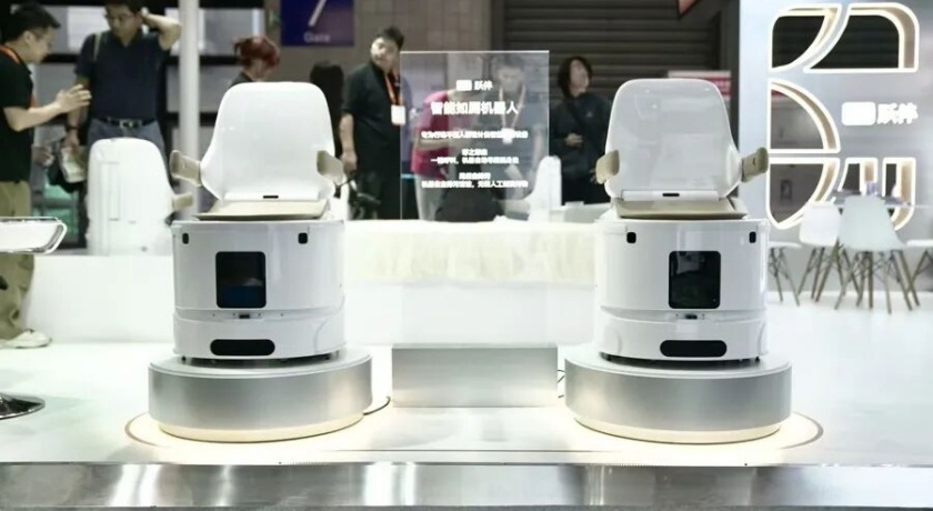 20260606拿起即用,游本昌缘何点赞这款机器人2_副本.jpg