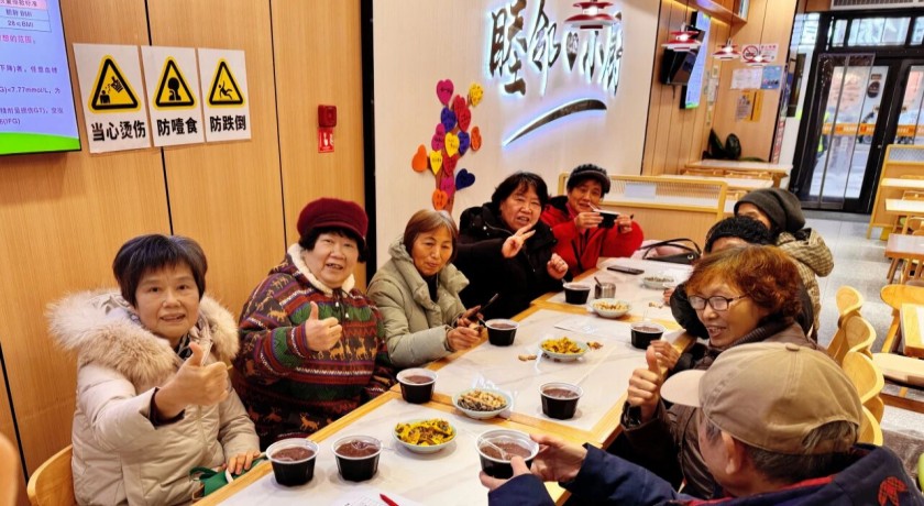 一碗腊八粥飘香社区，杨浦“长者食堂+”熬出“幸福养老”滋味