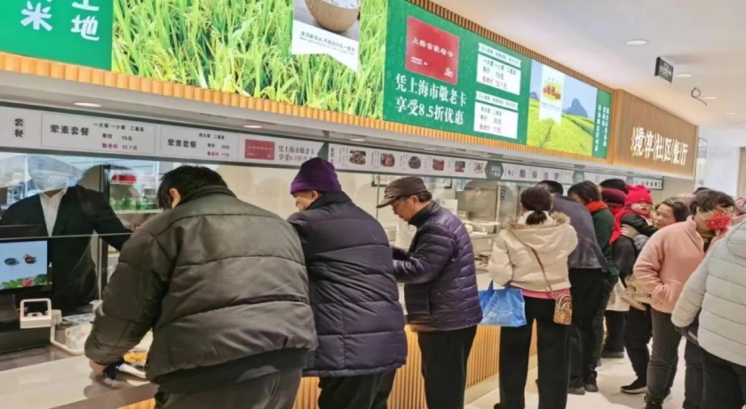 阿姨爷叔们,在公园里吃食堂,是一种怎样的体验?快来一起感受吧!