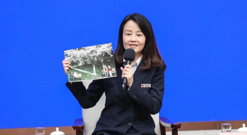 拿着这张照片,她走进国务院新闻办记者招待会……