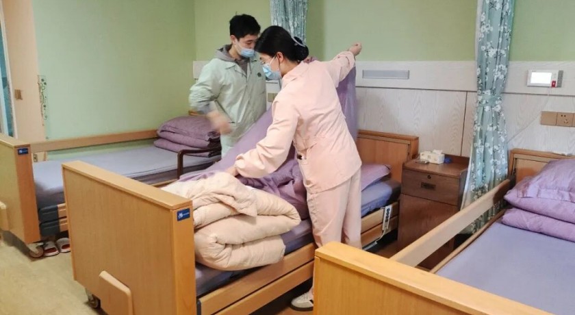 一床厚被、 一条围脖、一碗姜汤、一句叮咛……寒潮很冷，但这里的故事很暖