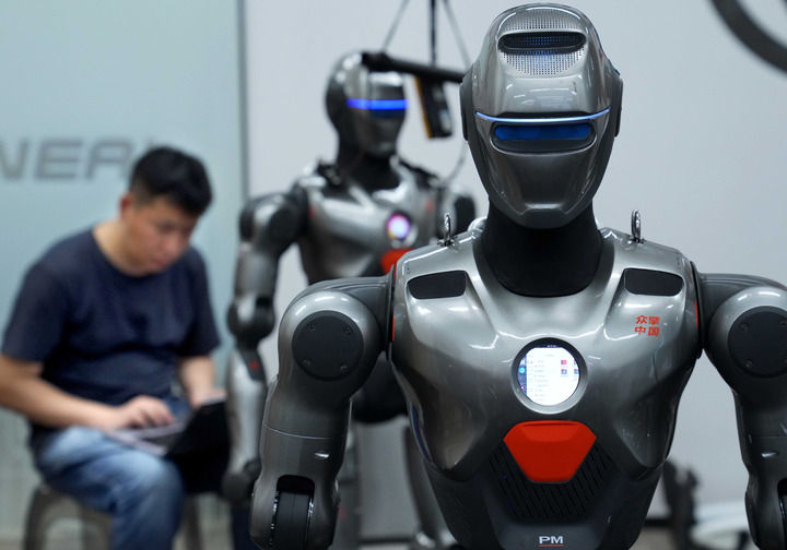 2025年6月25日，深圳市众擎机器人科技有限公司的工作人员在调试人形机器人。新华社记者 李安 摄.jpg
