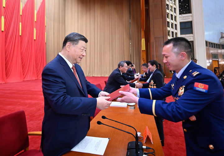 4月28日，庆祝中华全国总工会成立100周年暨全国劳动模范和先进工作者表彰大会在北京人民大会堂隆重举行。这是习近平等党和国家领导人为全国劳动模范和先进工作者代表颁发荣誉证书。.jpg