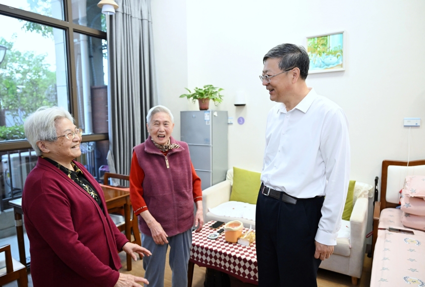 20261016让老年人安享幸福美满晚年！重阳节之际，陈吉宁朱忠明黄莉新胡文容走访慰问，了解为老服务工作1_副本.jpg