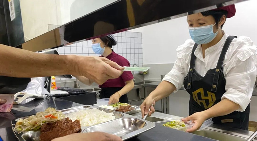闵行七宝镇的社区食堂恢复服务啦，老年人有优惠，还吸引了不少年轻人和小朋友