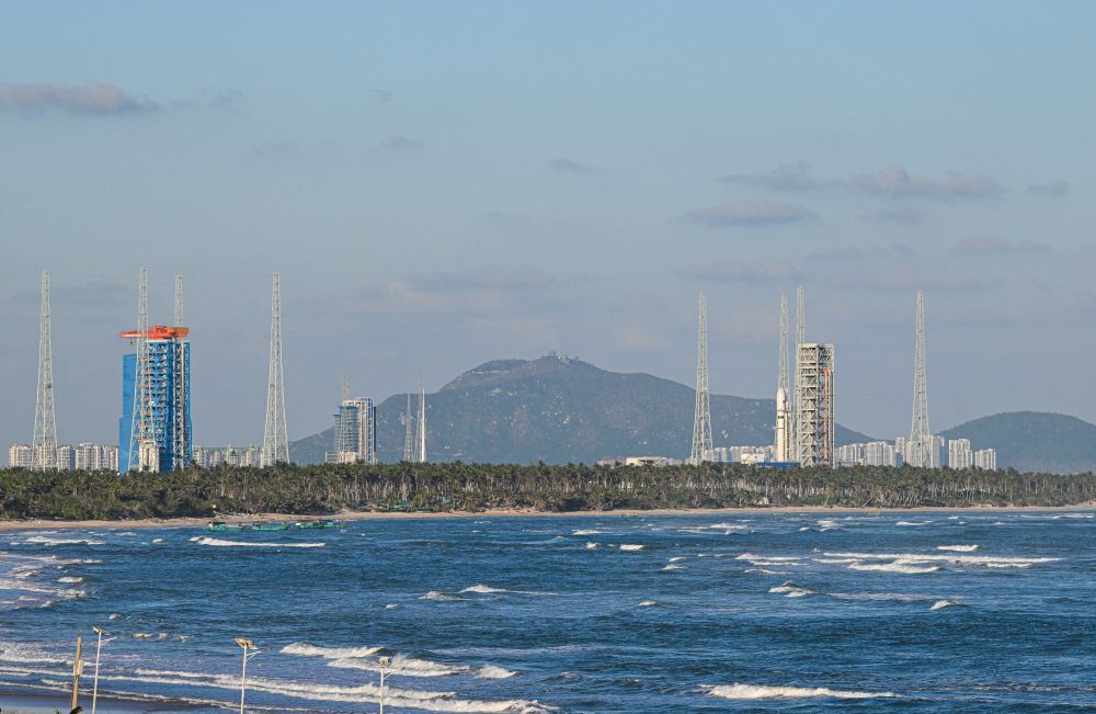 这是2024年11月30日在海南文昌拍摄的海南商业航天发射场一号发射工位（左）和二号发射工位（右）。新华社记者 蒲晓旭 摄.jpg