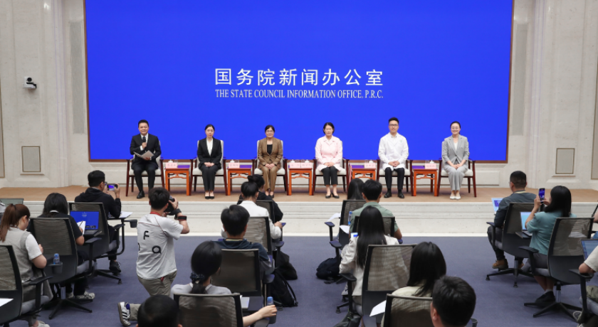 今天，她来到国新办记者见面会：讲述一位“95后”养老护理员的十年坚守路