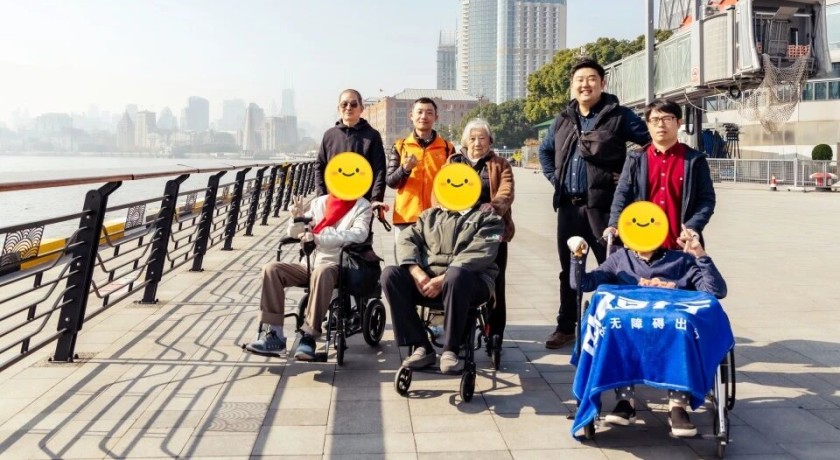 爬楼机+陪诊师=？普陀“一条龙”服务让老人看病更安心