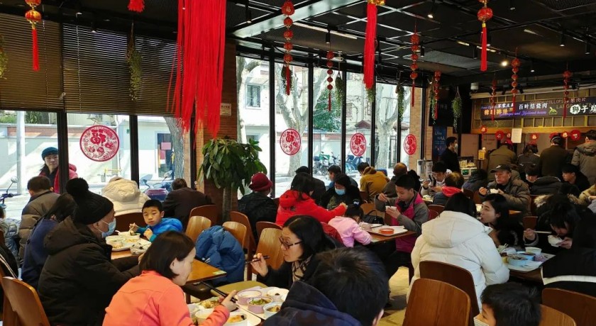 一边品尝美味,一边欣赏街景,徐汇天平街道邻里餐厅烟火气回来了!