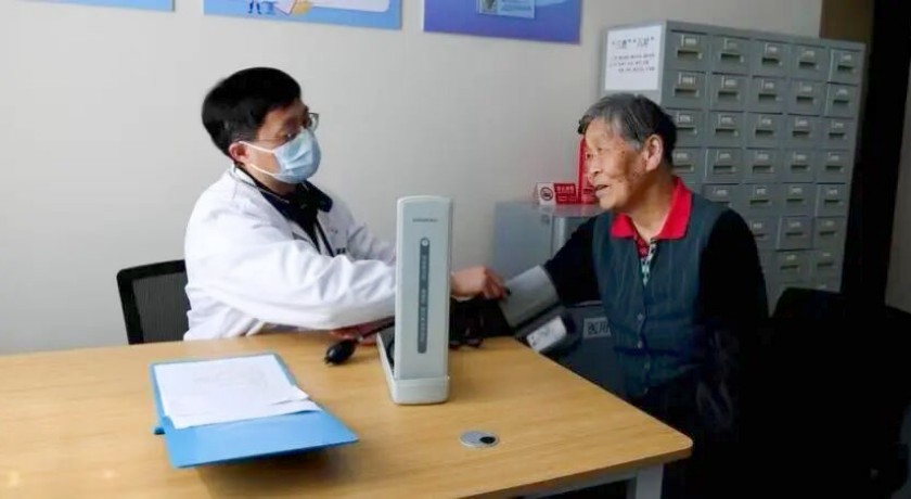 养老院里的“床边约定”！崇明家庭医生打通医养结合“最后一米”