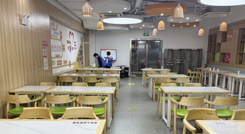 藏在“扶手”与“血压仪”里的爱：杨浦这家长者食堂悄然焕新