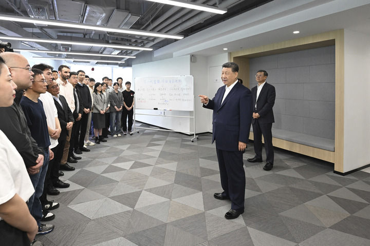 这是习近平在位于徐汇区的上海“模速空间”大模型创新生态社区，同正在参加“下一代智能体的自主进化”主题沙龙的青年创新人才亲切交流。新华社记者 谢环驰 摄.jpg