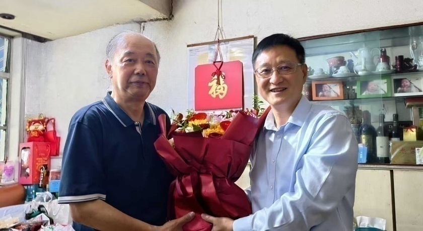 20260704市民政局党组向“光荣在党50年”的老党员颁发纪念章并通报工作6_副本.jpg