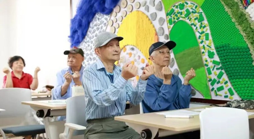 上海老人突发意外，谁第一个冲进门？