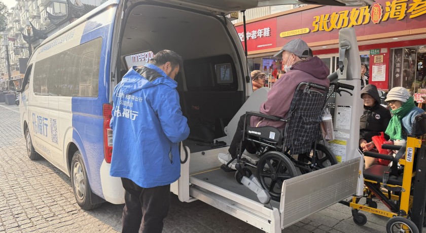 坐上爬楼机、福祉车，“悬空老人”也能逛逛闵行！