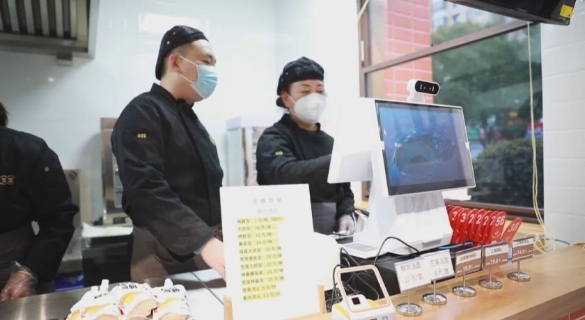徐汇华发路社区食堂每天有20多种菜,老年朋友还有优惠