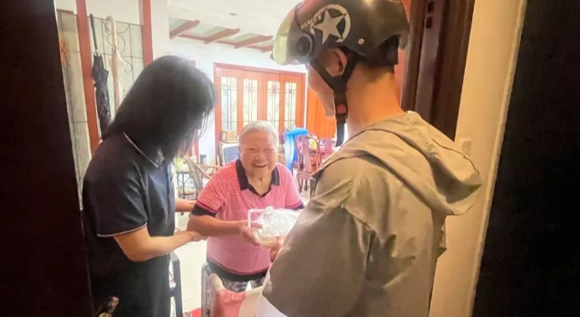 爆火！精打细算的上海老人出动！综合为老服务中心、社区食堂成热门打卡点，还有社区干部“宠”
