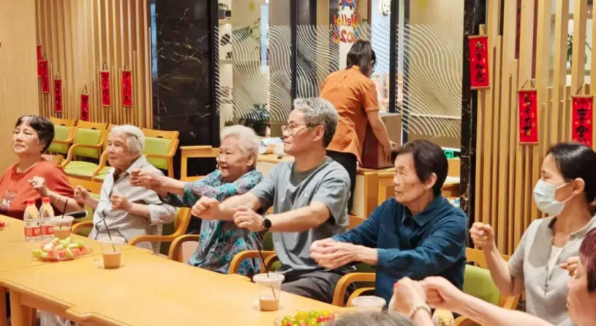 88岁老妈被送去“微日托”，儿子从愧疚到“真香”：将来我和爱人也来！