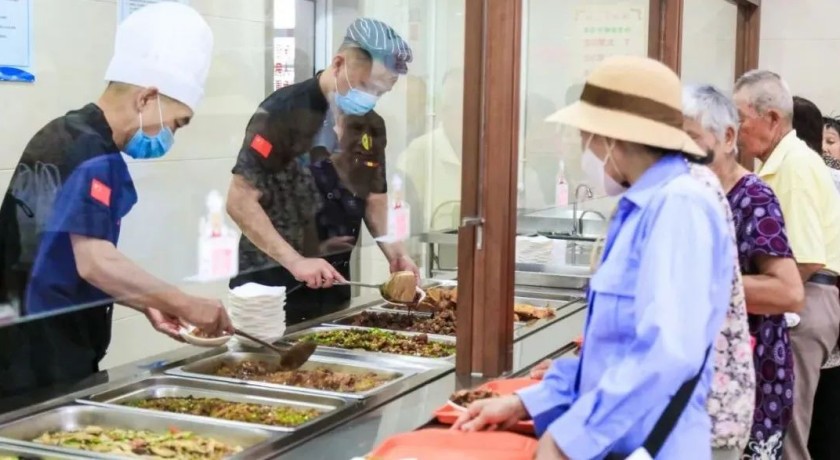 距离可以再近些吗?菜品可以更丰富吗?他们对松江社区食堂还有这些期待