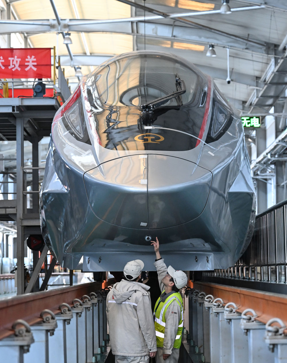 2025年2月25日，工作人员在铁科院国家铁道试验中心对CR450动车组样车进行试验验证。新华社记者 李鑫 摄.jpeg