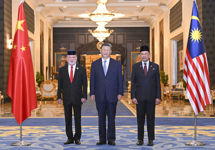 这是习近平和易卜拉欣及马来西亚总理安瓦尔合影。新华社记者 谢环驰 摄.jpg