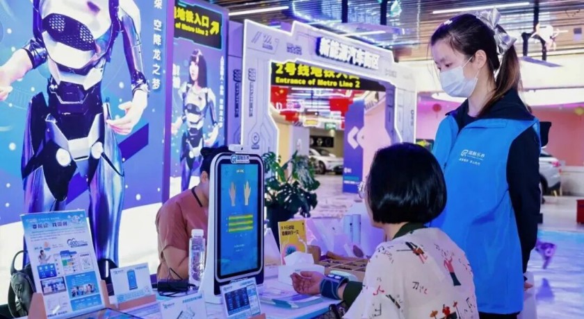 长宁“小蓝花”守护记忆新招:康复黑科技亮相商圈,打造认知友好社区