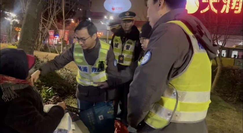 “如果看到有人露宿，请联系我们！”